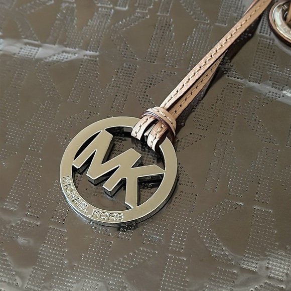 MICHAEL MICHAEL KORS Jet Set Signature Mirrored Metallic Pewter Tote Bag - Picture 7 of 16